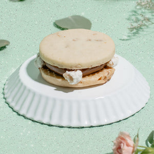 Alfajor de Nuez con Dulce de Leche y Garrapiñada PANI
